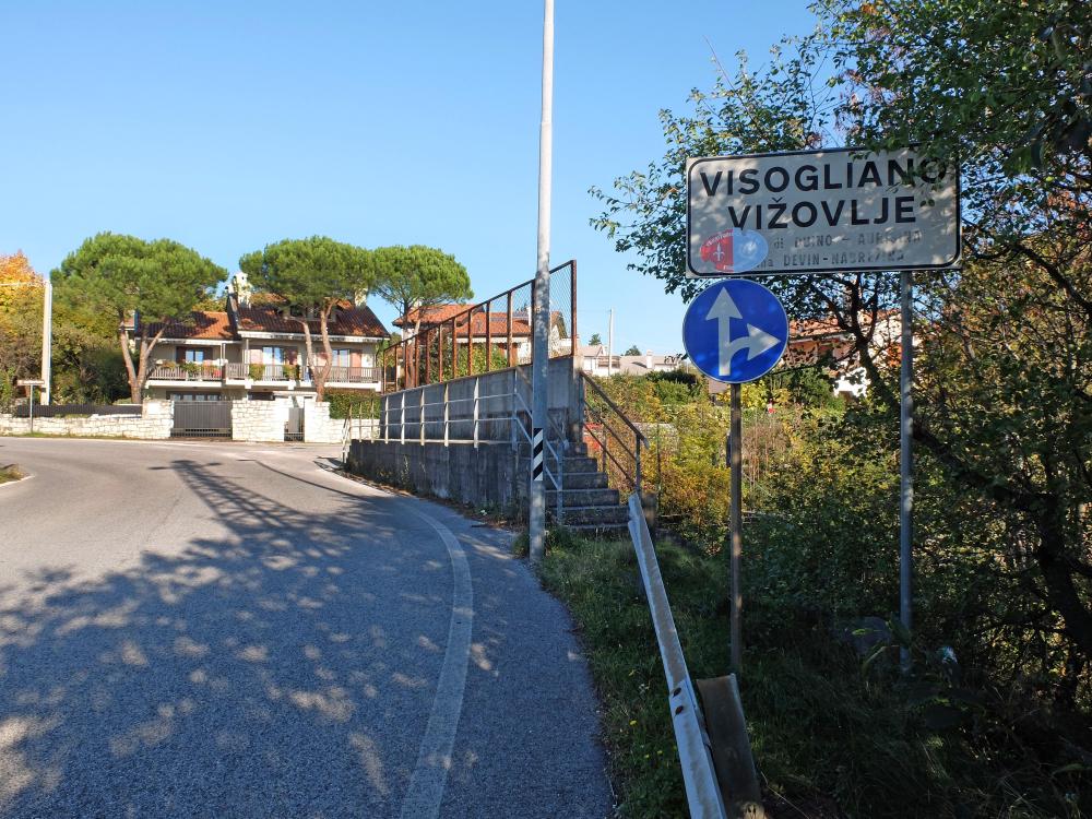 Domačini, levica in desnica proti oddajniku v Vižovljah