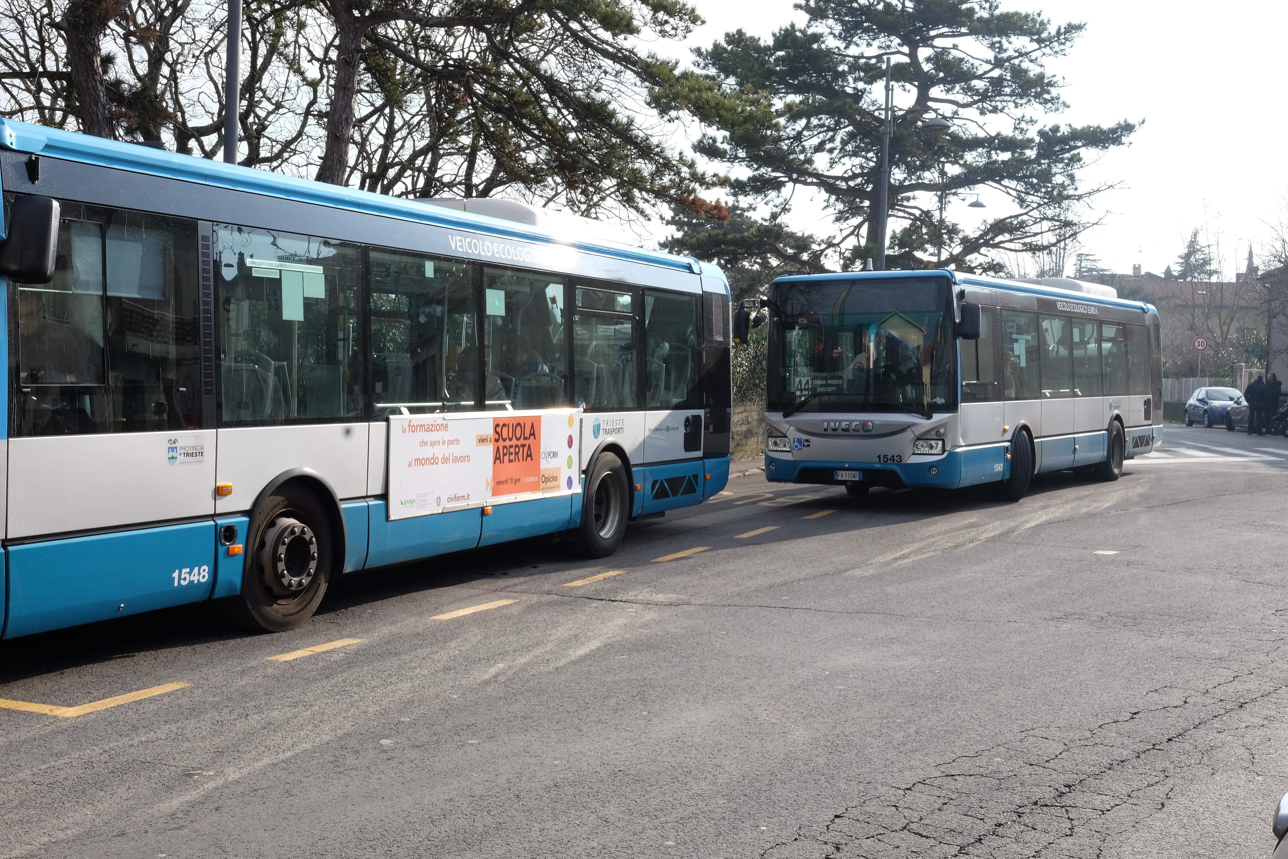 Vandali razbili več šip avtobusov v remizi