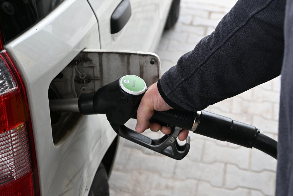 V Sloveniji bo bencin dražji, dizel cenejši