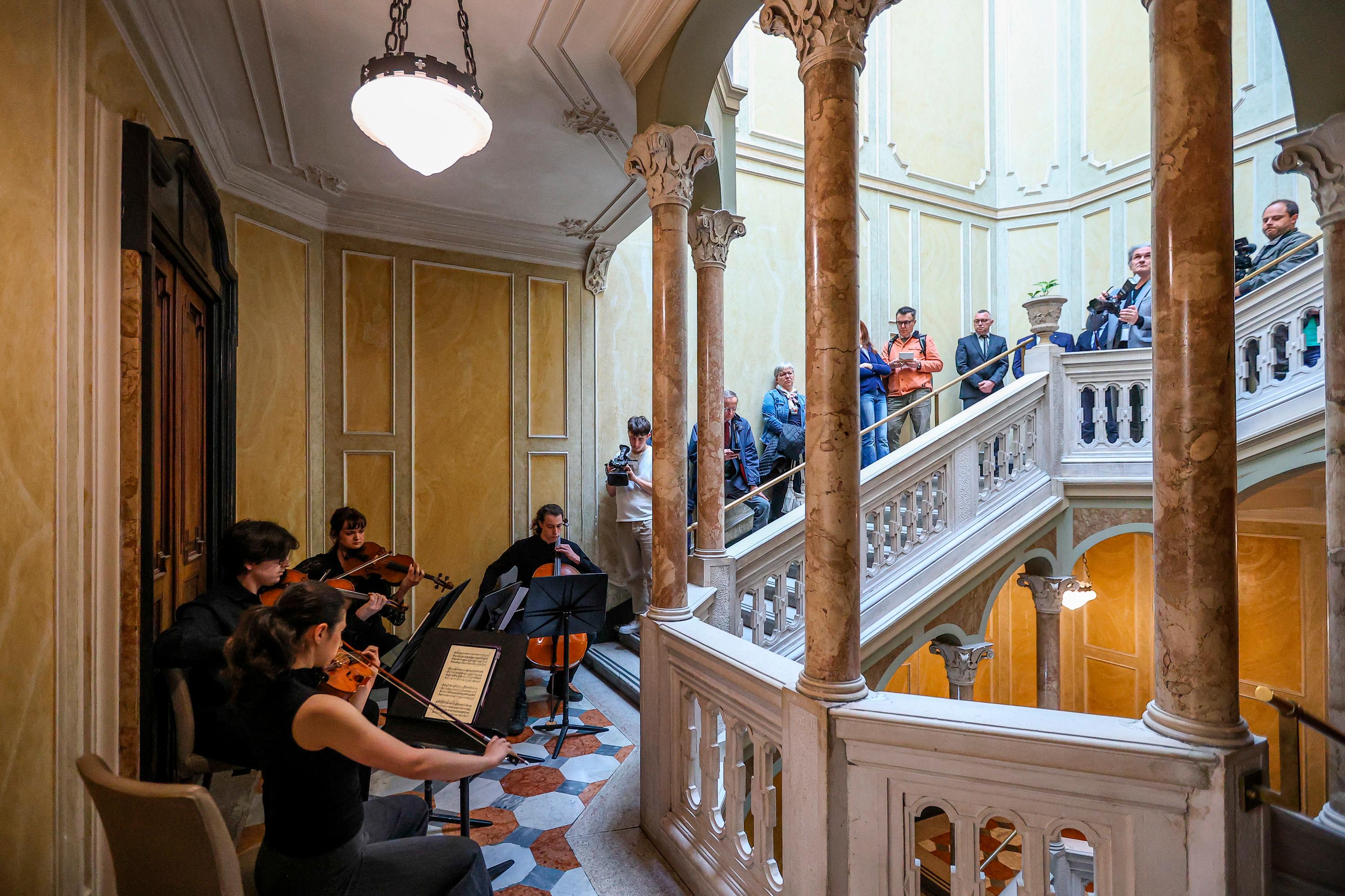 Kjer so leta 1944 visela trupla, je danes odmevala glasba