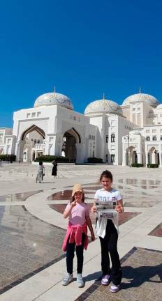 Primorski dnevnik, Lara in Nina na obisku v Veliki mošeji Sheikh Zayed v Abu Dhabiju <i>(Floriana Božič)</i>