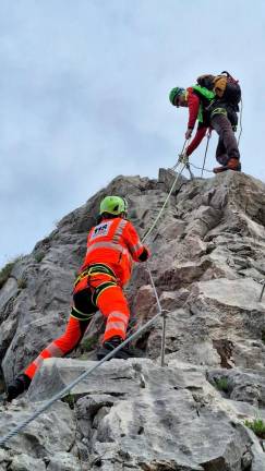 Zdravniki in gorski reševalci skupaj za reševanje v steni