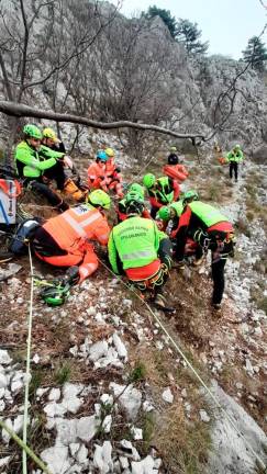 Zdravniki in gorski reševalci skupaj za reševanje v steni
