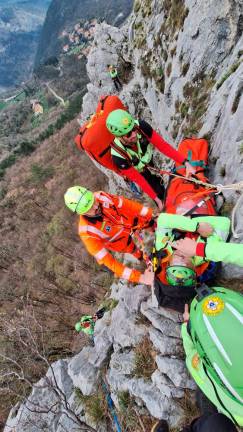 Zdravniki in gorski reševalci skupaj za reševanje v steni