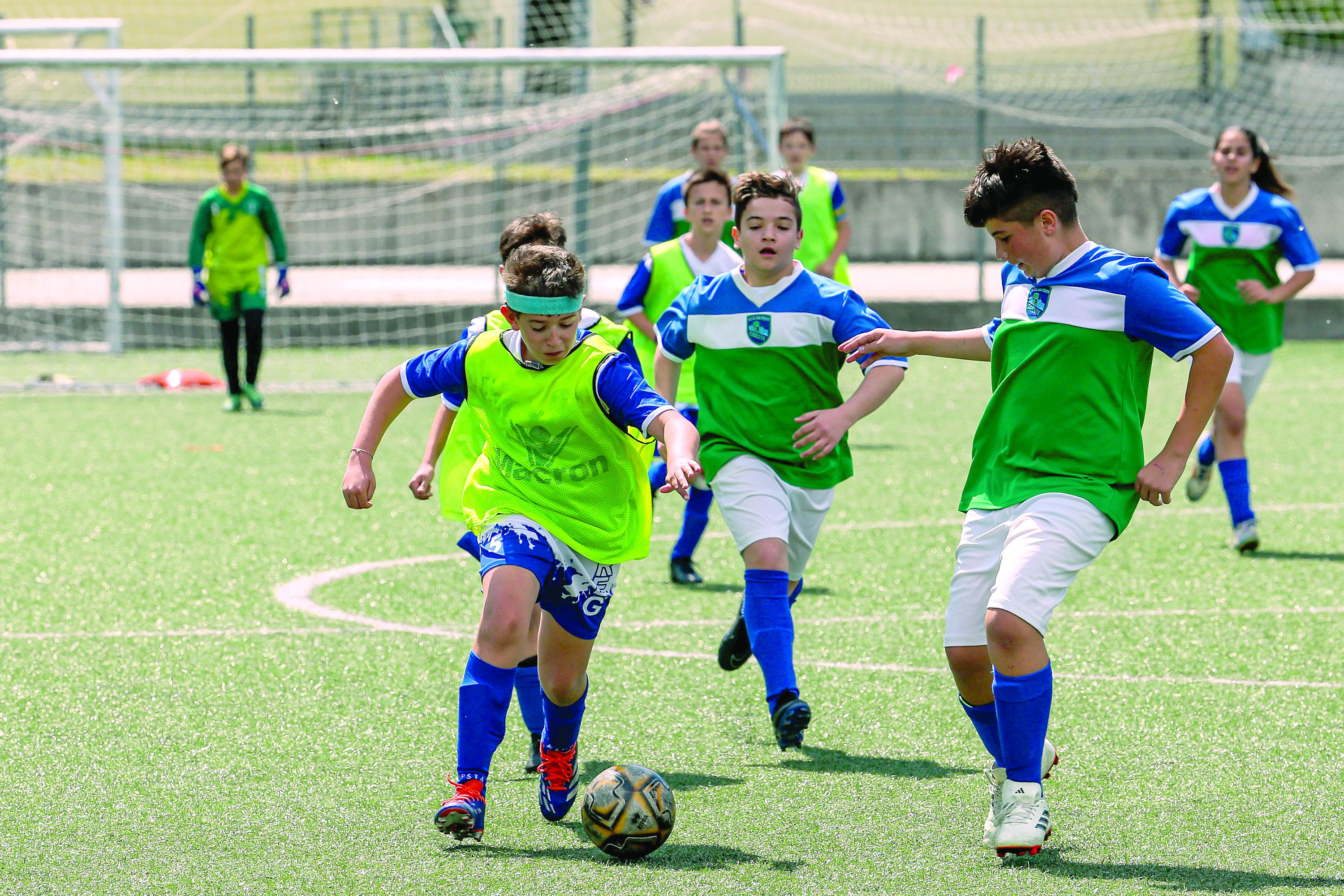 Vložili bodo v umetno travo, igrala in klopi