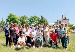 Kljub majski vročini smo se telovadke tečajev »dobrega počutja« SKD TABOR z Opčin, podale na pohod po poti Russel pri Bazovici... ob koncu še gasilska fotka z našo trenerko Diano in zvestim PD! <i>(Erika Skerl)</i>