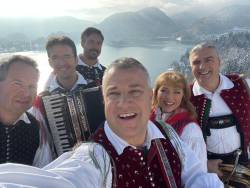 Ansambel Kraški kvintet ob snemanju videospota na Bledu (FACEBOOK)