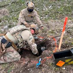 Pripadniki Slovenske vojske med pirotehničnim čiščenjem vadišča v Postojni (SLOVENSKA VOJSKA/FACEBOOK)