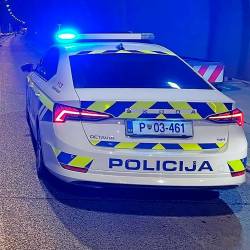 Policisti in kriminalisti so v petek iskali vozilo, s katerim so v Izoli ugrabili domačina (PU KOPER/FACEBOOK)