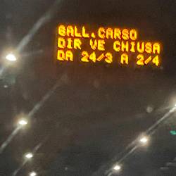 Opozorilo ob vhodu pri Katinari (SAS)