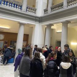 Na podružnici liceja Carducci Dante so dijaki protestno ostali v preddverju šole