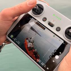 Med vajo so se brezpilotni letalniki nevarno približali tankerjem v luki