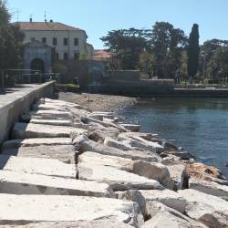 200 metrov novega valobrana naj bi zavarovalo cesto