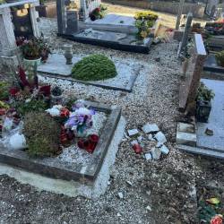 Poškodovani grobovi na pokopališču v Škofijah