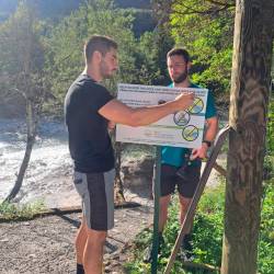 Zaradi vse večjega pritiska obiskovalcev je Zavod za ribištvo Slovenije letos vzdolž Soče postavil nove informativne table, ki domače in tuje obiskovalce opozarjajo na odgovorno ravnanje ob reki (ZAVOD ZA RIBIŠTVO SLOVENIJE/FACEBOOK)