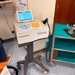 Eden od dveh aparatov Duolith SD1 T-Top Ultra za terapijo z udarnimi valovi