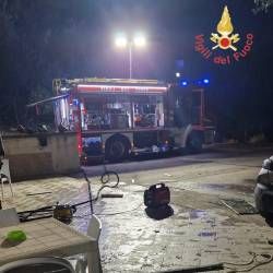 Gasilsko vozilo pred stanovanjem v katerem je odjeknila eskplozija (GASILCI)