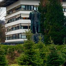 Poškodovani Titov spomenik (MIRO DROBNE/FACEBOOK)