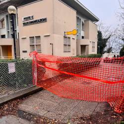 V dolinskem poštnem uradu se že več mesecev nič ne premika, pravijo krajani (R.P.)