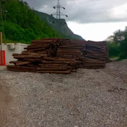 Domnevno nevarni železniški pragovi, ki so jih maja našli na Jesenicah (ALPE ADRIA GREEN)