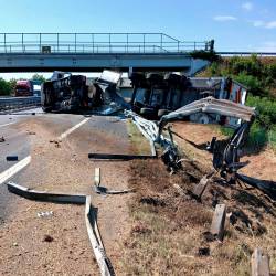 Prevrnjeni tovornjak s priklopnikom pri Vilešu (AUTOSTRADE ALTO ADRIATICO)