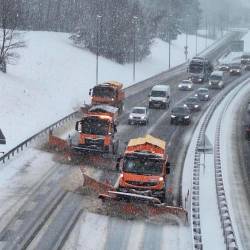 V minulem poslabšanju je bilo na terenu 212 vzdrževalcev ter 136 posipalcev in plugov, je sporočil Dars (DARS)