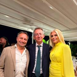 Z leve Igor Gabrovec z neapeljskim kolego Gaetanom Manfredijem in TV napovedovalko Eleonoro Daniele