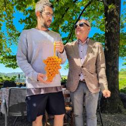 Marko Primosig in Matteo Bensa med predajo grozda (TIBALDI)