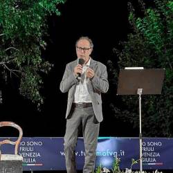 Andro Merkù na osrednjem trgu v Plodnu