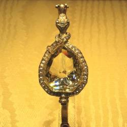 Detajl reprodukcije kultnega diamanta Florentinec