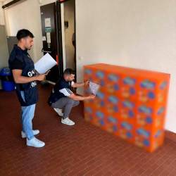 Finančni policisti so zasegli 160 steklenic neoriginalnih izdelkov (FINANČNA POLICIJA)