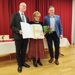 Priznanje sta Franci Padovan izročila predsednik in tajnik Krščanske kulturne zveze, Janko Krištof in Martin Kuchling