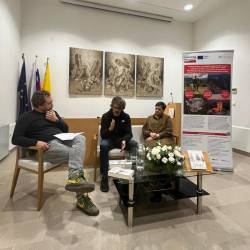 Z desne zgodovinarka Petra Svoljšak, novinar Boštjan Videmšek in moderator Martin Pogačar (OBČINA MIREN-KOSTANJEVICA)