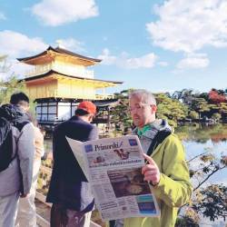 Tudi vi templju Kinkaku-ji (Zlati tempelj) v Kyotu na Japonskem berejo Primorski dnevnik<i> (Matej Susič)</i>