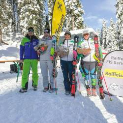 Caterina Sinigoi (tretja z leve) po zmagi v slalomu na FIS tekmi v Hochfuegenu v Avstriji