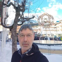 Igor Gombač pred olimpijskim ognjem na trgu v Cortini (OSEBNI ARHIV)