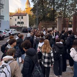 Dijaki in dijakinje pred licejem Slomšek v Trstu (PS)