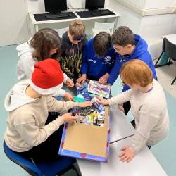 Škatli so srednješolci okrasili skupaj z osnovnošolci