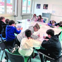 Nižješolci med urjenjem angleščine v Dijaškem domu v Gorici (DIJAŠKI DOM)