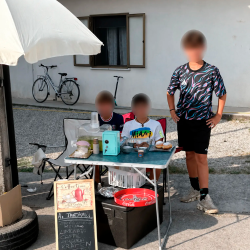 Najstniki so ob cesti uredili okrepčevalnico