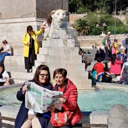 Po nekaj dobrih 30 let sva se s sestrično Mariangelo srečali v Rimu, na Piazza del Popolo. Seveda sem ji prebrala in prevedla novice v italijanski jezik. (<i>Alessandra</i>)