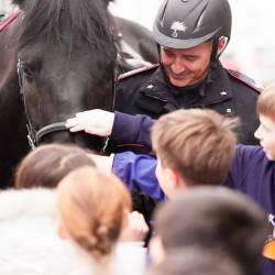 Učenci so bili navdušeni nad obiskom konjev (KARABINJERJI)