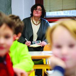 Raziskovalka Germana Eckert na osnovni šoli Frana Erjavca v Štandrežu (TIBALDI)