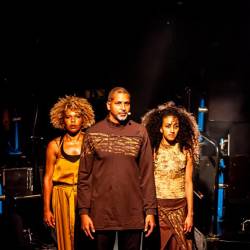 Sugestivno potovanje po Afriki skozi predsodke kolonializma