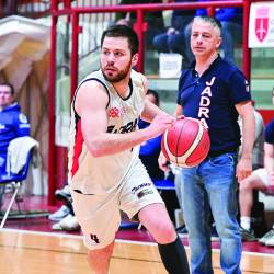 Jadranov organizator igre in kapetan Matija Batich, v ozadju trener Matija Jogan (FOTODAMJ@N)