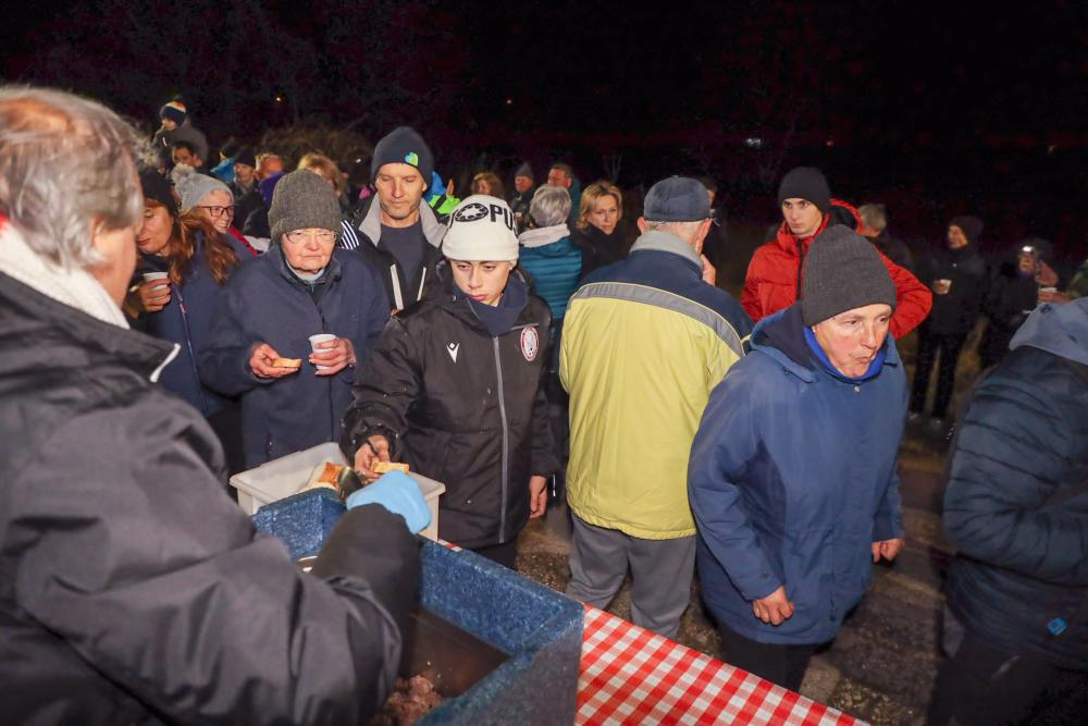 S čezmejno baklado pomagali hospicu