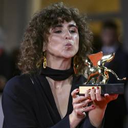 Režiserka May el-Toukhy z zlatim levom (ANSA/ETTORE FERRARI)