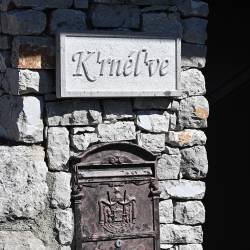 Kamnite table z družinskimi imeni (FOTODAMJ@N)
