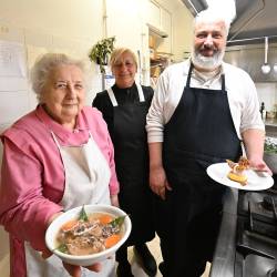 Brata Elvis in Tiziana Guštin, levo njuna mati Danila, ki še pomaga v kuhinji