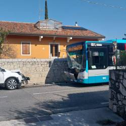 Avtobus in avto po nesreči v Nabrežini